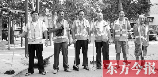 昨天下午6點，6名環(huán)衛(wèi)工人相伴乘坐B1返回27公里外的花園口村。