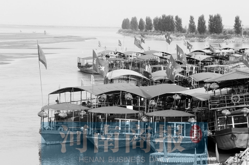 這些出航的船只，都沒有相關(guān)資質(zhì) 記者 王春勝/攝