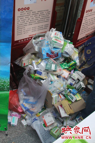 兌換點負(fù)責(zé)人表示，一整天兌換的過期藥有這樣的七八倍