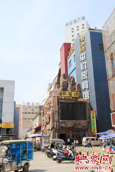 在該酒店一層的入口處，屹立著一座4層樓高的假山，氣勢雄偉。