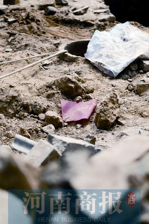 　　孩子墜井前，手里拿著國旗，邊走邊玩……