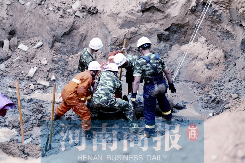 　　7個多小時的奮力救援，也沒能救回這個孩子