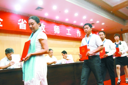 昨日，我省諸多優(yōu)秀教師獲頒“師德標(biāo)兵”、“師德先進(jìn)個(gè)人”等榮譽(yù)證書(shū)。