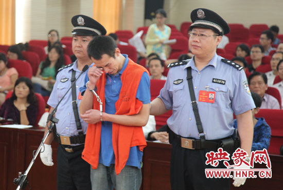 庭審現(xiàn)場(chǎng)，幾度流下淚水的小偉，后悔當(dāng)初太過沖動(dòng)。魏海勇-攝