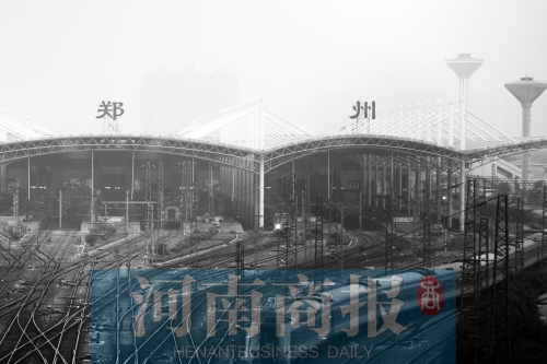 從解放路立交向南望去，火車站南側一座高樓在霧霾中若隱若現(xiàn)