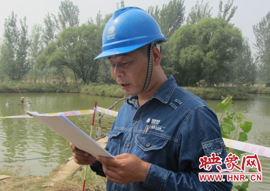 登塔之前，樊建軍在做最后的安全指示