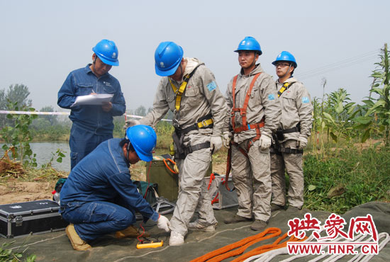 “弟兄們”每次上塔作業(yè)，樊建軍都要認(rèn)真核對檢查，不容一絲失誤出現(xiàn)。