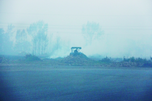 　9月底，南陽市社旗縣一處秸稈焚燒現(xiàn)場。此次督察通報(bào)，該縣被罰款9萬元。