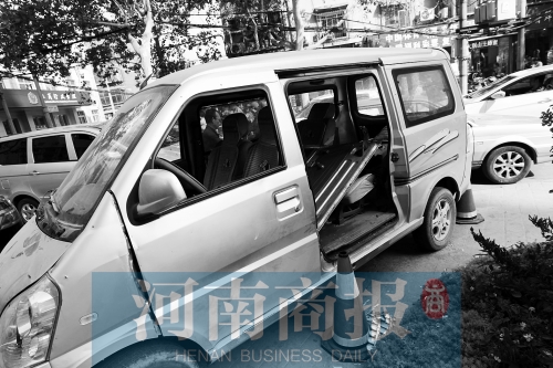 　面包車的后座上，放著被掰掉的車門