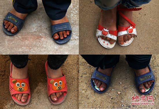 山里的溫度已經(jīng)很低了，有些孩子還是光腳穿著拖鞋。