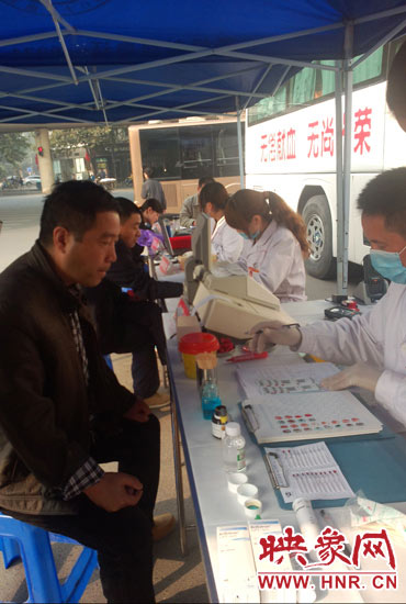 上午10時(shí)許，幾位市民在河南省人民會(huì)堂門口獻(xiàn)血