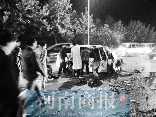 慘劇現(xiàn)場(chǎng)，眾人紛紛上前施救，有人拉住變形的車(chē)門(mén)，為傷者爭(zhēng)取救援時(shí)間