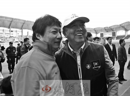 比賽結束后，老胡熱情擁抱老唐。