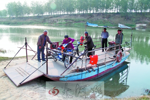 18年來，盛衛(wèi)川堅(jiān)持每日如此，為河兩岸的人擺渡。