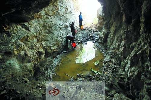 村民說以前這里的水很深，現(xiàn)在也就剩這么一點兒了。