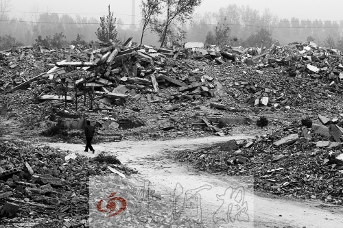 綠城街頭，海量的建筑垃圾令人觸目驚心。