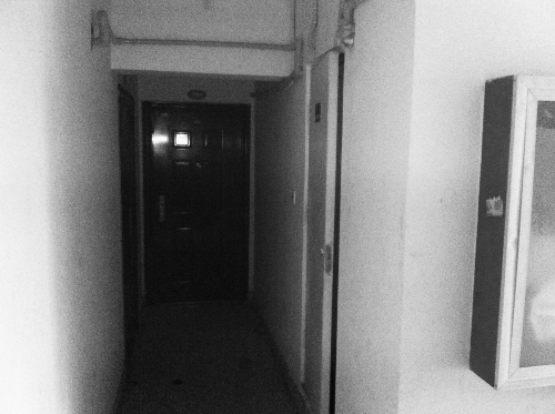 被砸網(wǎng)吧在鄭州安徐莊公館小區(qū)的一棟居民樓里，昨天，網(wǎng)吧已關(guān)門。