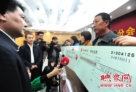 最高人民法院執(zhí)行局局長劉貴祥、河南省高級人民法院院長張立勇親手為申請執(zhí)行人員發(fā)放執(zhí)行款