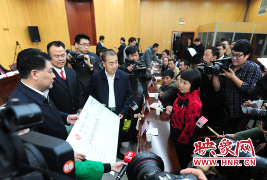 最高人民法院執(zhí)行局局長劉貴祥、河南省高級人民法院院長張立勇親手為申請執(zhí)行人員發(fā)放執(zhí)行款