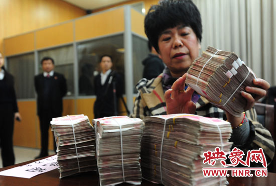 當(dāng)天共發(fā)放執(zhí)行款4110萬元。其中，支票4018萬元，現(xiàn)金92萬元。