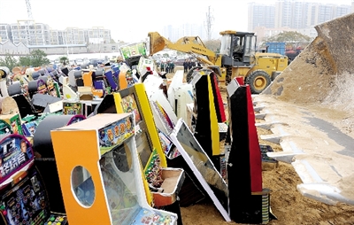 昨日16時，在鄭州市公安局治安支隊院內(nèi)，省會警方集中銷毀了“雷霆”行動中查獲的賭博機等涉賭物品