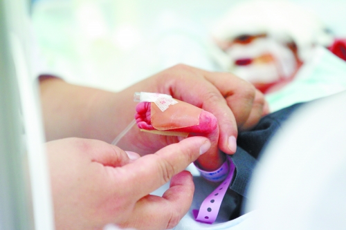 早產(chǎn)兩個(gè)月，孩子的生命之路更需要親人的陪伴。