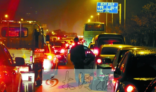 上周五晚上7點(diǎn)多,東風(fēng)東路車輛擁堵,一個(gè)多小時(shí)只能前行100米。