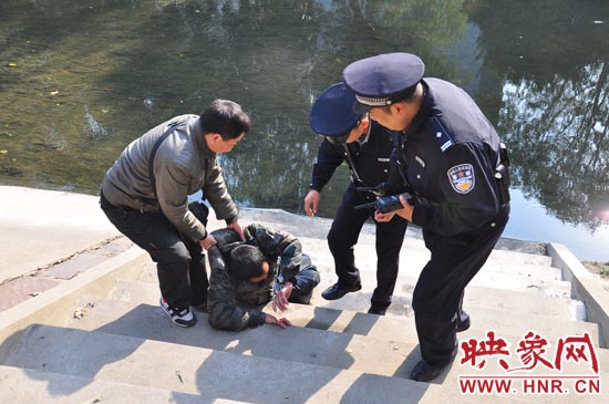 該男子滾入冰冷的金水河，嗆了幾口污水，連滾帶爬從水中出來，隨后被金水路派出所民警救上岸。