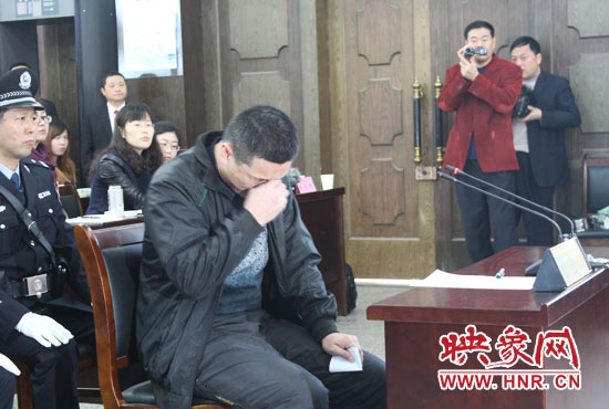 庭審現(xiàn)場，被告人常樹民哽咽著宣讀手中的悔恨書。