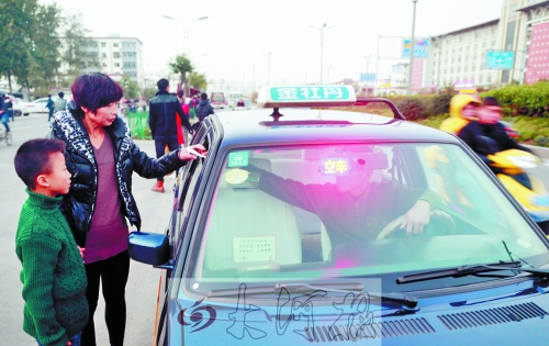 看見(jiàn)有帶小孩的乘客，王師傅都會(huì)遞上字條，提醒乘客。