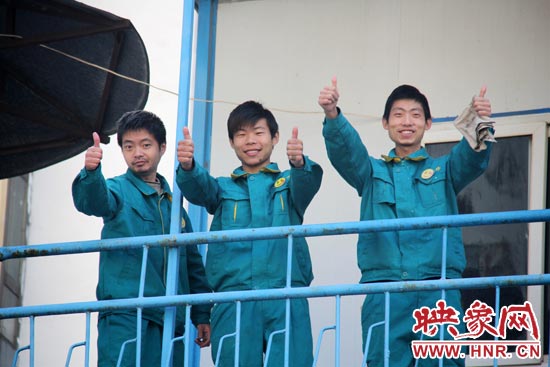 干的好的時(shí)候，他們會(huì)給同伴豎起大拇指