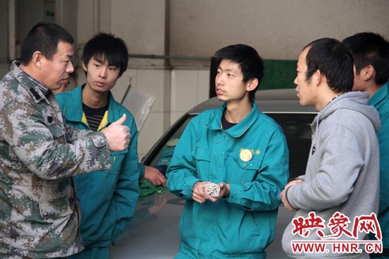 楊冠軍（左）在和兄弟們交流時(shí)，多數(shù)都是用手語(yǔ)