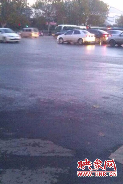 中原路與嵩山路交匯處路面因?yàn)⑺Y(jié)冰。（圖片來(lái)自網(wǎng)絡(luò)）