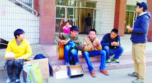 給別人講笑話,換來了5個餅夾菜。