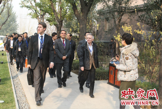 河南鄭州2013服務(wù)外包大會(huì)的嘉賓們參觀了金水科教園區(qū)和河南外包產(chǎn)業(yè)園并留下了深刻的印象。