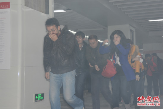 演習(xí)中，地鐵乘客從地鐵車廂中跑出。