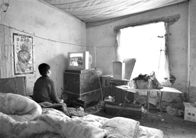 11月21日，武文英小兒子中午放學(xué)回家坐在床上看電視，母親進(jìn)看守所之后，小兒子變得沉默寡言。