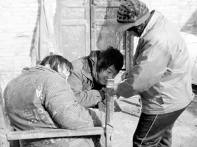 去年年初，武文英和雙胞胎腦癱兒子。圖片來源/《周口晚報》