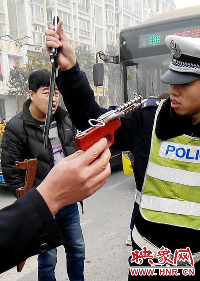 據(jù)當(dāng)事交警描述，男子自知車上有刀，在車輛被逼停后，車上的另一名男子試圖將刀具交給到達(dá)現(xiàn)場的同伴。