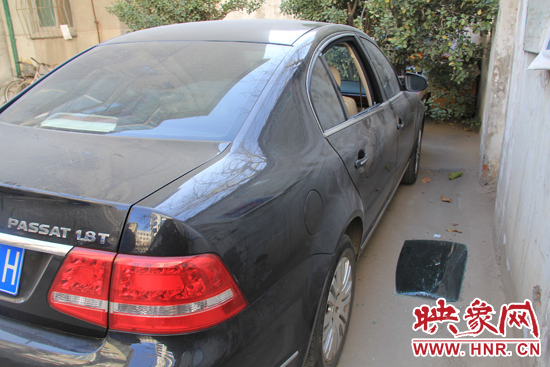 12月12日，鄭州金水區(qū)一小區(qū)汽車車窗被撬