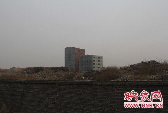 一墻之隔，但內(nèi)外環(huán)境卻截然不同