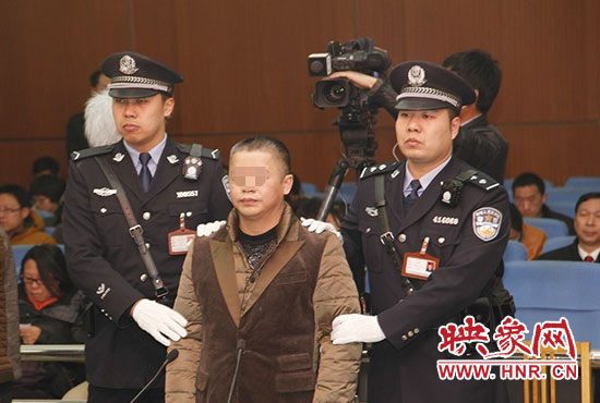 被告人被法警帶上法庭時(shí)，身上沒有戒具，也沒有剃光頭。（圖片來源于微博@豫法陽光）