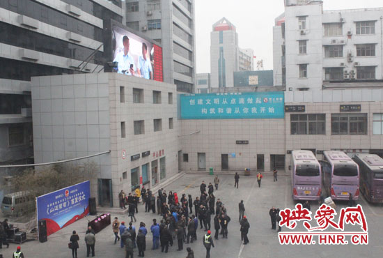 大巴車內(nèi)均在播放著這部以農(nóng)民工討薪為題材的微電影。