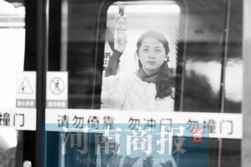 首個上班高峰，地鐵乘客以年輕的上班族為主