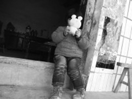 對(duì)自己的怪病，依依懵然無知。