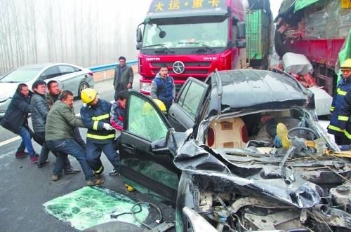 現(xiàn)場(chǎng)慘不忍睹，眾人合力施救。