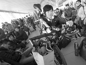 由于媽媽生病，盧文成只得中途放棄騎行改乘火車趕回老家。