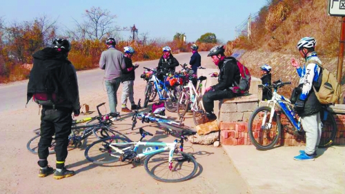 1月21日，他們路過湖南中路鋪鎮(zhèn)，在路邊短暫休息。
