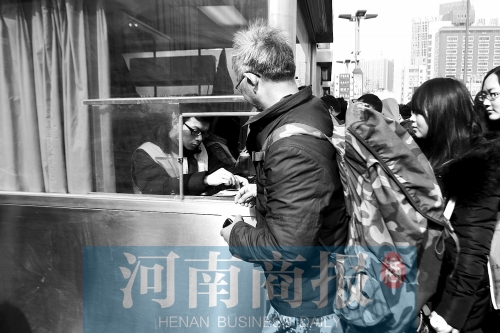 趙俊方在鄭州火車站進站，準備前往甘肅災(zāi)區(qū)和災(zāi)民一起過春節(jié)。記者 唐韜/攝