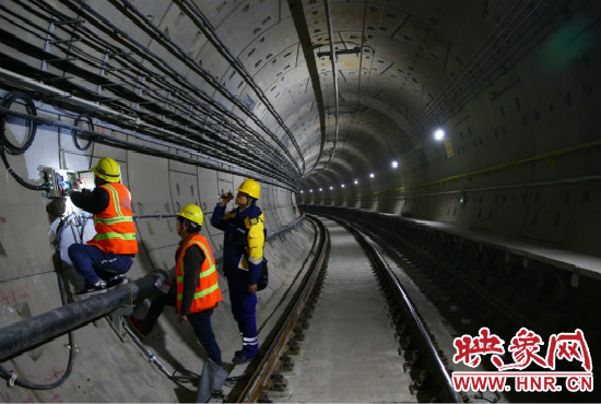 設(shè)施設(shè)備部通號室信號專業(yè)工程師正帶領(lǐng)著同事們進(jìn)行軌道信號轉(zhuǎn)轍機(jī)零件更換。